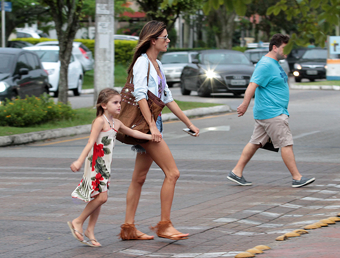 Alessandra Ambrósio passeia por badalada praia de Santa Catarina com a filha