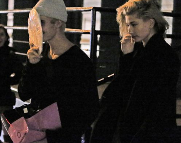 Justin Bieber esconde o rosto ao sair de restaurante com Hailey Baldwin