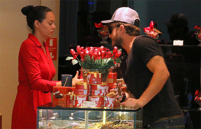 Estiloso, Klebber Toledo compra chocolates em shopping na Barra da Tijuca