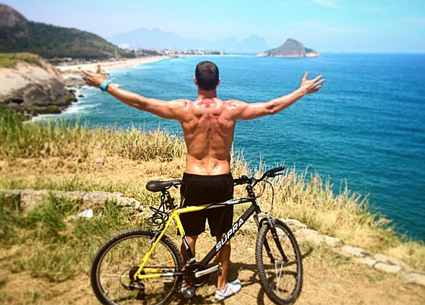 José Loreto celebra último domingo de 2014 com passeio de bicicleta no Rio de Janeiro