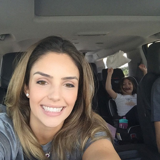 A Carol Celico posta foto de viagem em família e fãs logo a questionam sobre o ex-marido