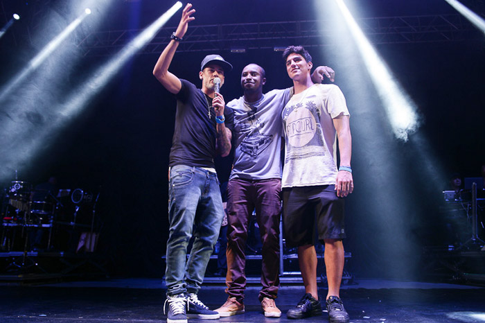 Em Santa Catarina, Neymar e Gabriel Medina animam show de Thiaguinho