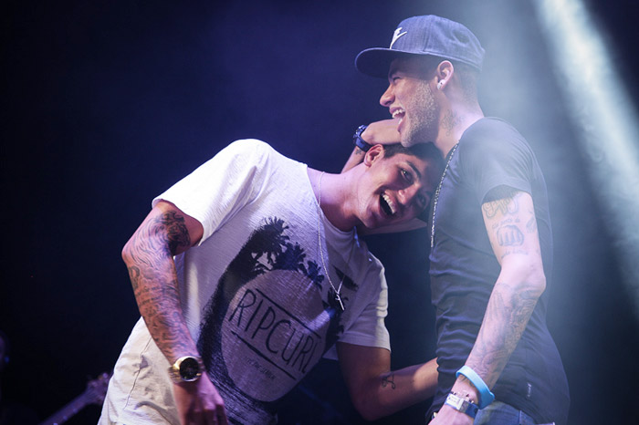 Em Santa Catarina, Neymar e Gabriel Medina animam show de Thiaguinho