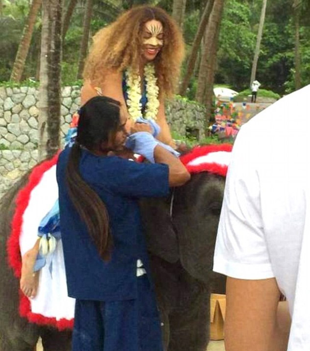 Beyoncé anda de elefante na Tailândia
