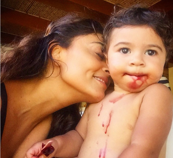 Juliana Paes curte manhã de Verão com o filho, Antonio