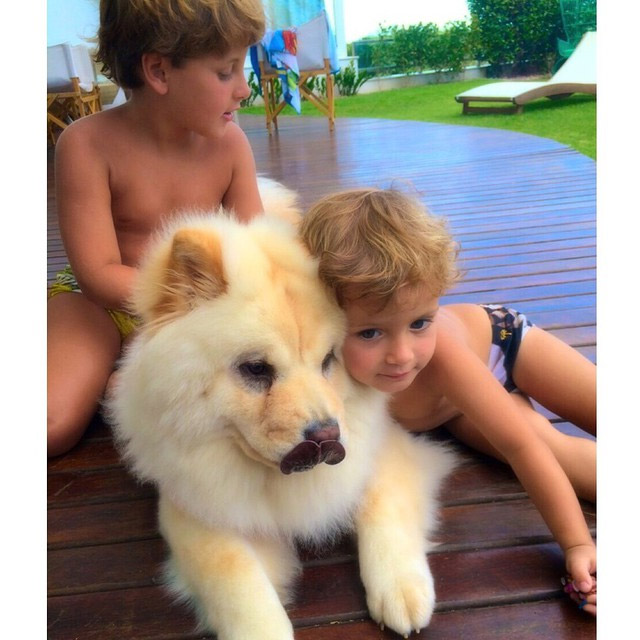 Filhos de Claudia Leitte se divertem com pet durante as férias