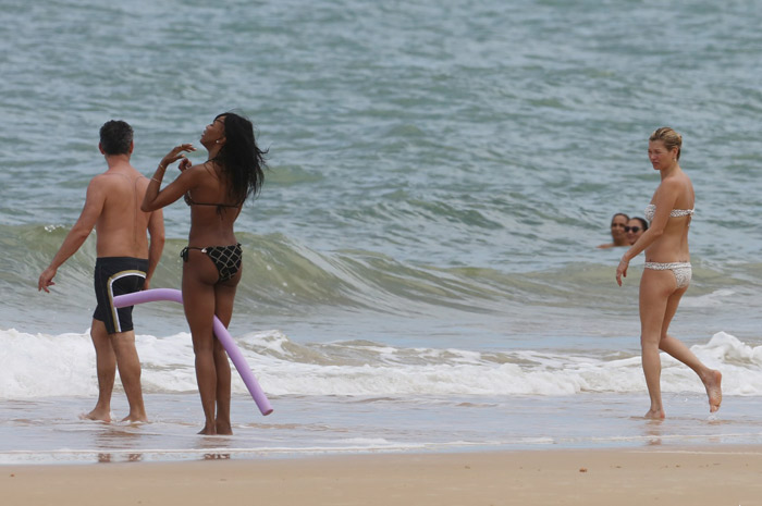 Naomi Campbell e Kate Moss aproveitam sol na Praia de Trancoso, na Bahia