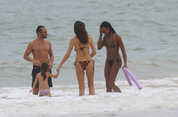 Naomi Campbell e Kate Moss aproveitam sol na Praia de Trancoso, na Bahia