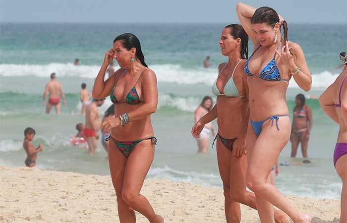 Diversão! Cristiana Oliveira tira selfies no mar com as amigas 