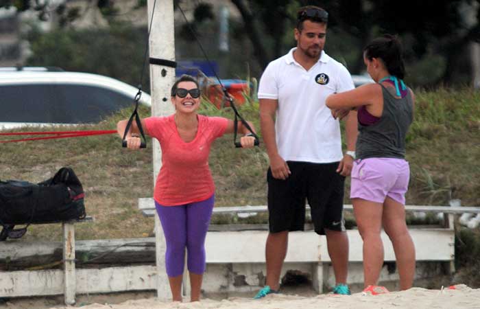  Fernanda Souza e Samara Felippo aproveitam fim de tarde para se exercitarem em praia carioca