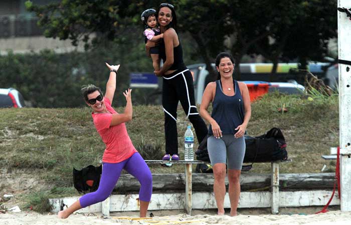  Fernanda Souza e Samara Felippo aproveitam fim de tarde para se exercitarem em praia carioca