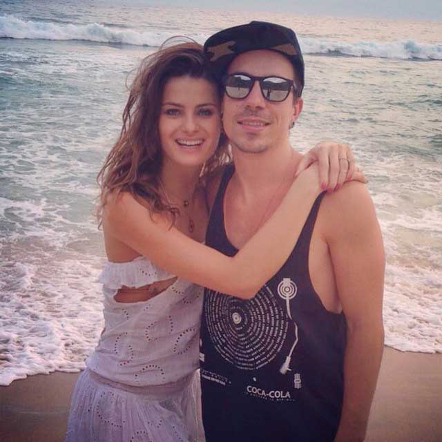  Isabeli Fontana posta foto fofa ao lado de Di Ferrero em praia carioca