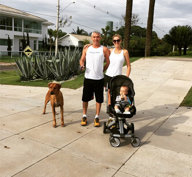 Passeio de família! Ana Hickmann sai para caminhar com o marido e o filho