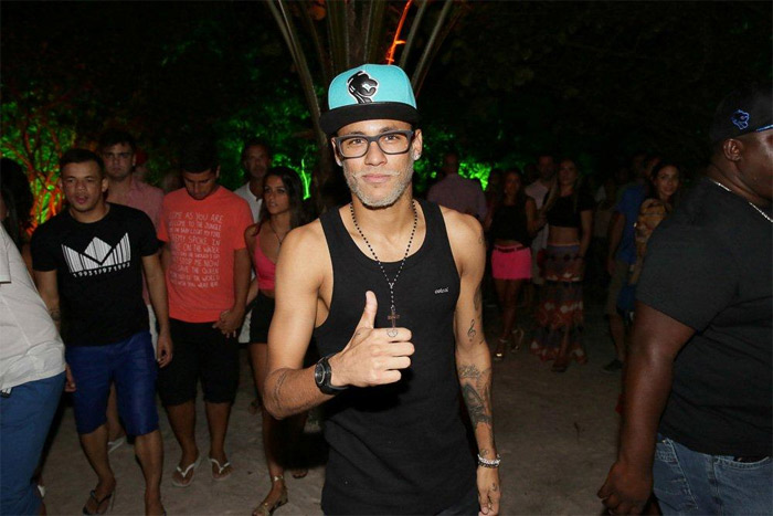 Neymar curte festa em Trancoso com amigos