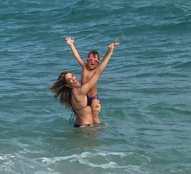 Ticiane Pinheiro curte praia de Miami com Rafa Justus