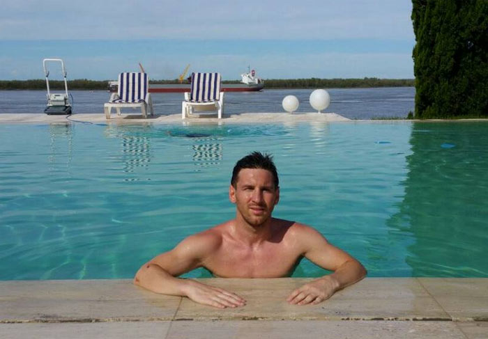 De folga! Messi curte piscina à beira do rio Paraná