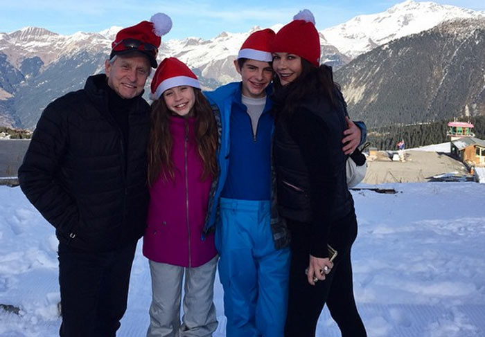 Catherine Zeta-Jones compartilha fotos das férias em família