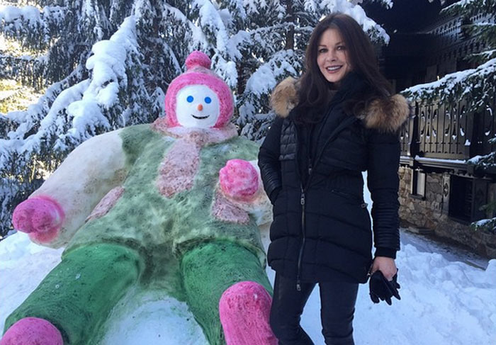 Catherine Zeta-Jones compartilha fotos das férias em família