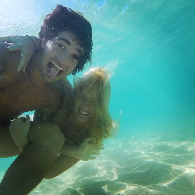 Fiorella Mattheis e Alexandre Pato mergulham abraçadinhos