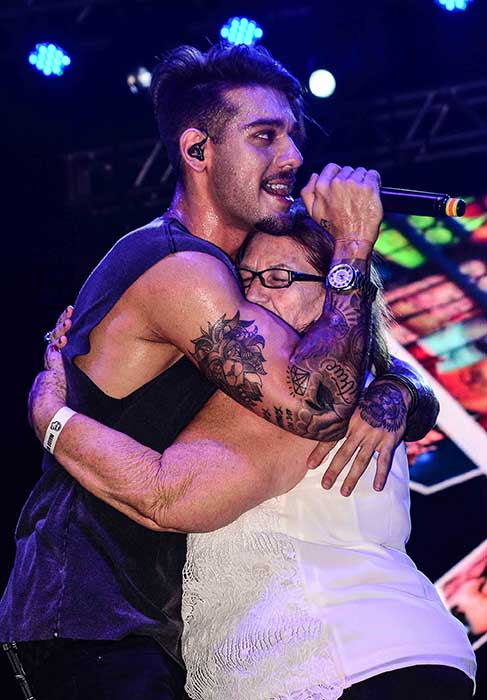 Lucas Lucco arrasa em show no Guarujá e dá selinho em fã