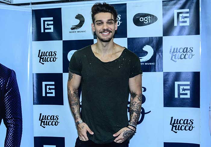 Lucas Lucco arrasa em show no Guarujá e dá selinho em fã