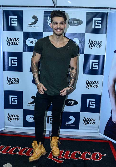 Lucas Lucco arrasa em show no Guarujá e dá selinho em fã