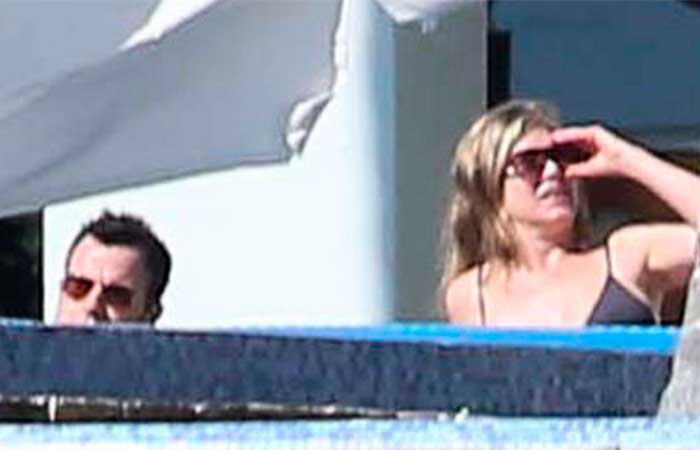 Jennifer Aniston toma sol ao lado do noivo em Cabo San Lucas, no México