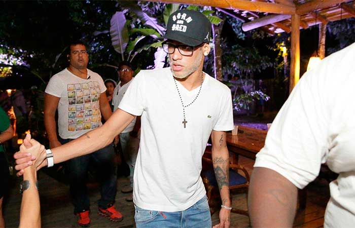 Neymar causa tumulto em Trancoso