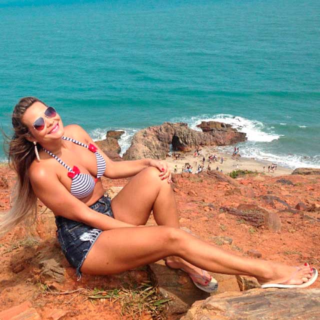 Geisy Arruda curte tarde na Pedra Furada, no Ceará