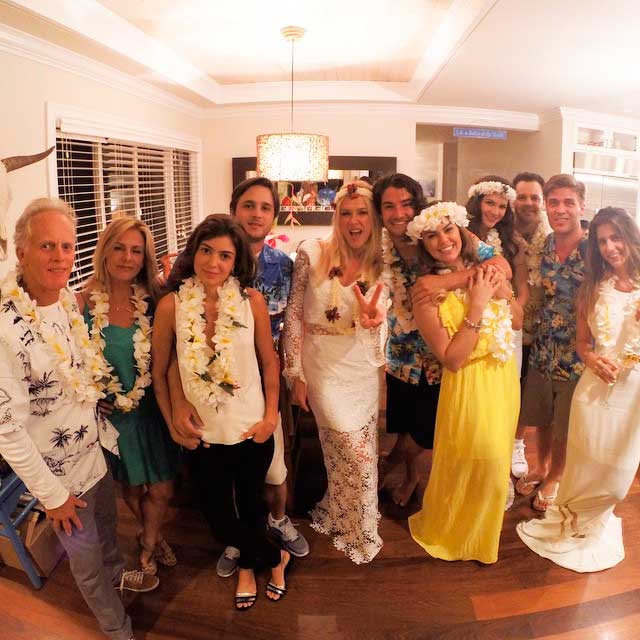 Alexandre Pato ganha beijo de Fiorella Mattheis no Réveillon em Havaí