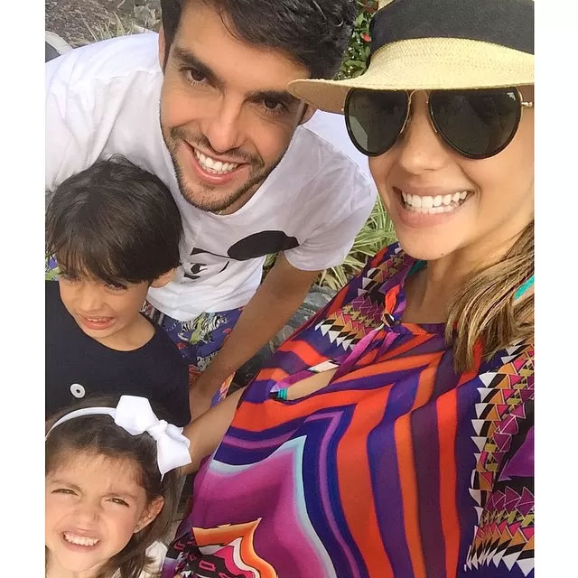 Felizes para sempre! Carol Celico e Kaká posam com os filhos 