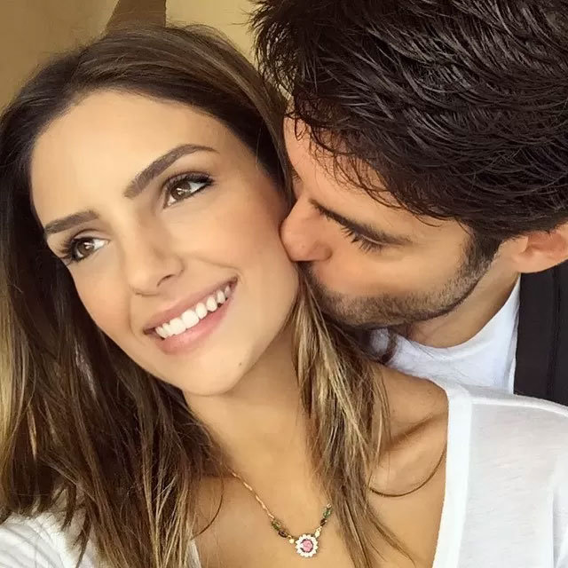 Felizes para sempre! Carol Celico e Kaká posam com os filhos