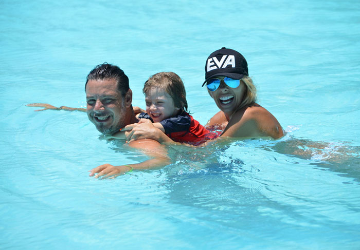 Linda e radiante, Adriane Galisteu curte férias com marido e filho