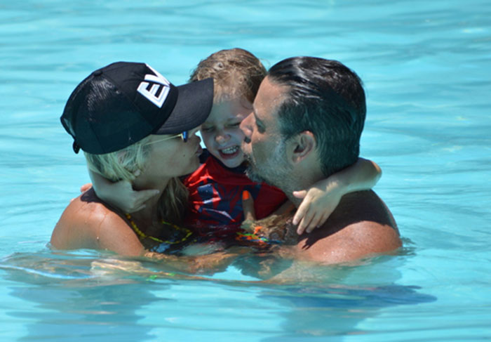 Linda e radiante, Adriane Galisteu curte férias com marido e filho