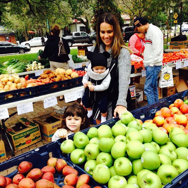 Fernanda Pontes vai à feira com os filhos