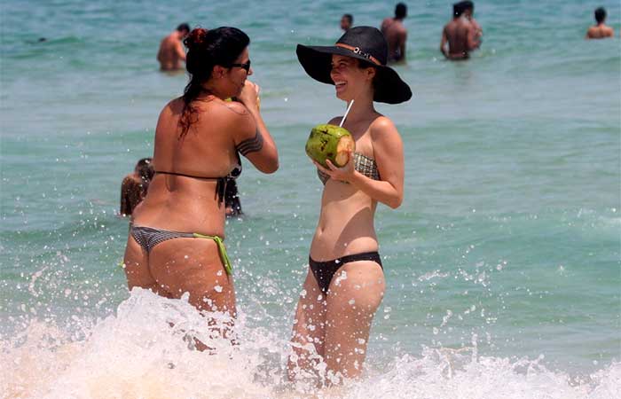 Nathalia Dill aproveita o calor carioca com as amigas na praia da Barra da Tijuca