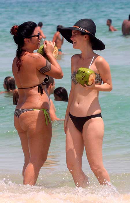 Nathalia Dill aproveita o calor carioca com as amigas na praia da Barra da Tijuca