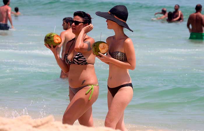 Nathalia Dill aproveita o calor carioca com as amigas na praia da Barra da Tijuca]