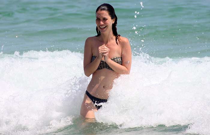 Nathalia Dill aproveita o calor carioca com as amigas na praia da Barra da Tijuca