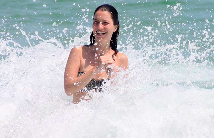 Nathalia Dill aproveita o calor carioca com as amigas na praia da Barra da Tijuca