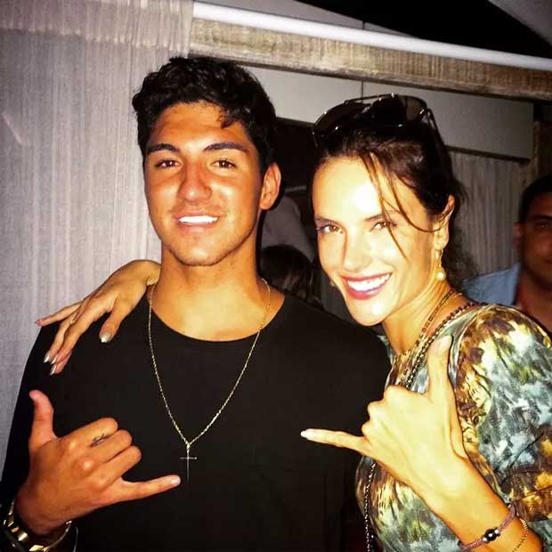 Alessandra Ambrósio tieta Gabriel Medina: ‘Melhor do Brasil!’