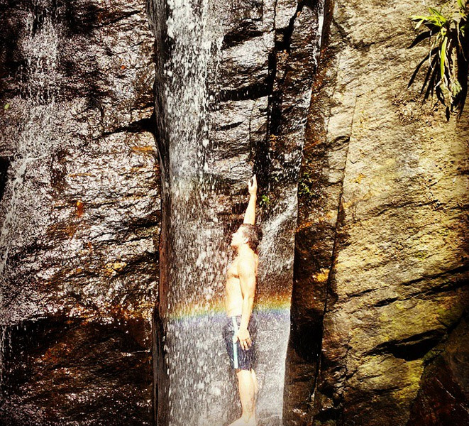 Thiago Martins toma banho de cachoeira para relaxar