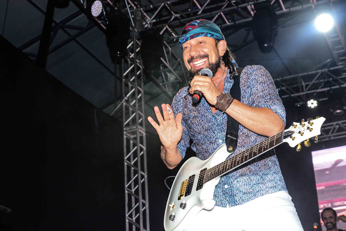 Bell Marques agita festa no Guarujá e comemora 10 meses de carreira solo