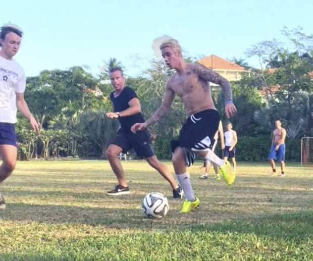 Justin Bieber curte férias no Caribe, dividido entre o futebol e seu novo afair