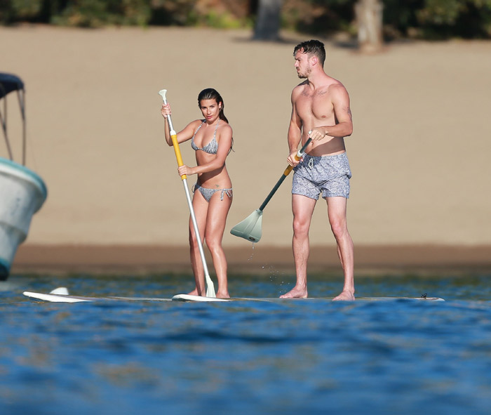  De biquíni, Lea Michele pratica stand-up paddle no México