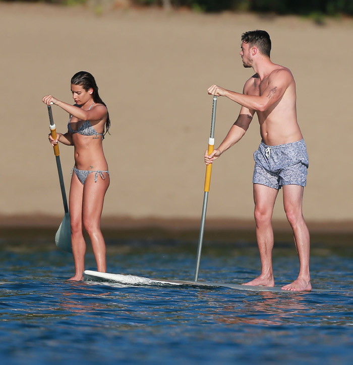  De biquíni, Lea Michele pratica stand-up paddle no México