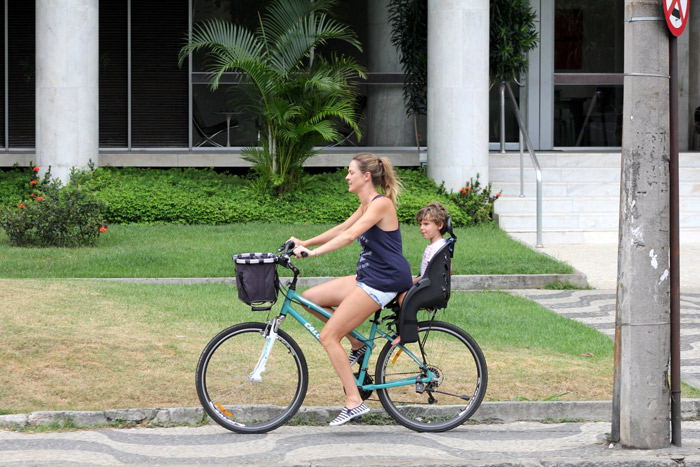 Letícia Birkheuer curte passeio de bike com o filho na carona