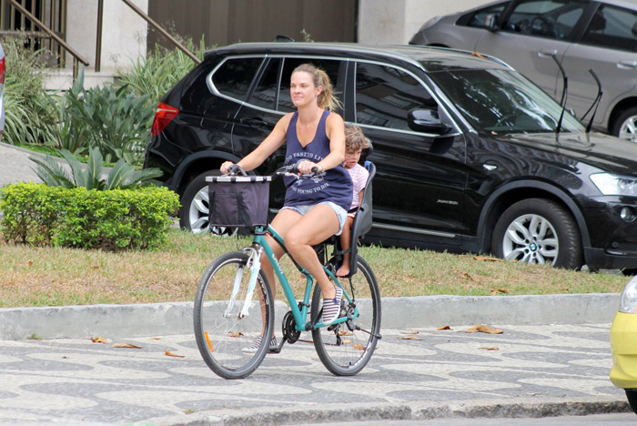 Letícia Birkheuer curte passeio de bike com o filho na carona