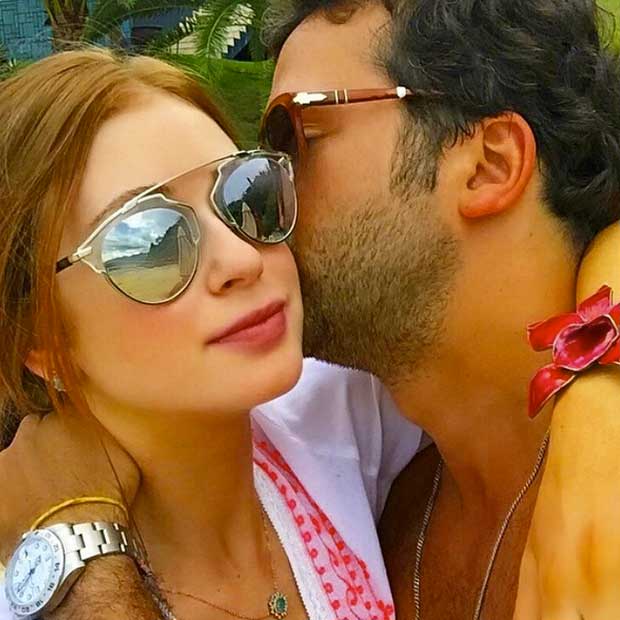 Após dias de folga, Marina Ruy Barbosa ganha beijo do namorado ao deixar Angra dos Reis