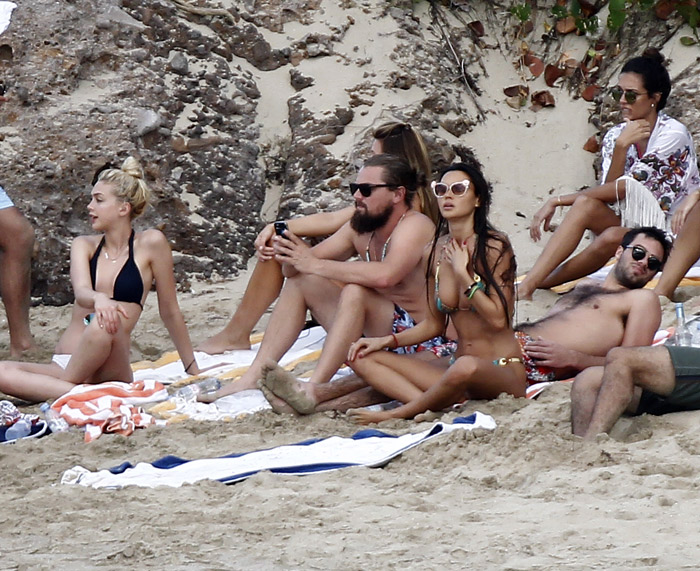  Leonardo DiCaprio curte praia rodeado de belas mulheres